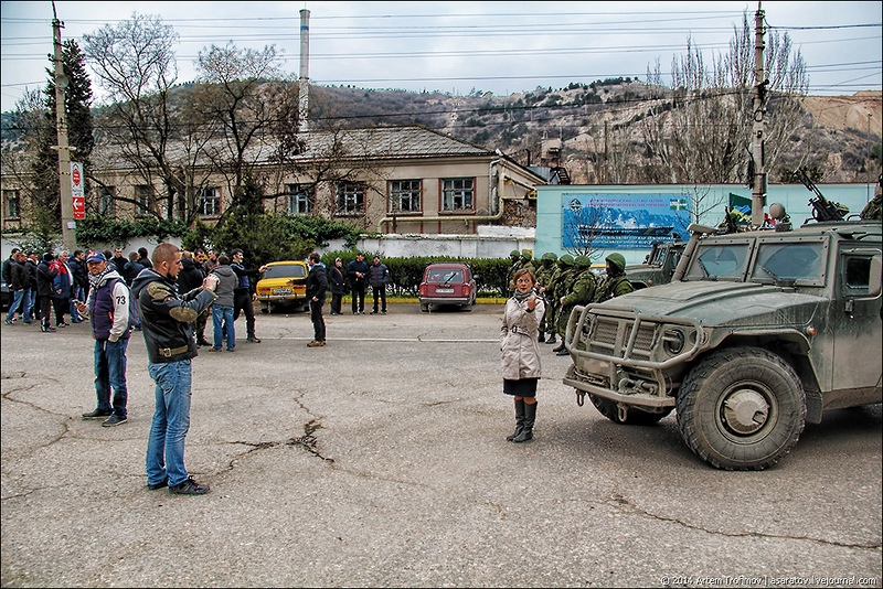 Жители Балаклавы выступили живым щитом между российскими и украинскими военными ...