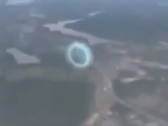 СМИ обсуждают невероятную аномалию, снятую на видео из окна самолёта