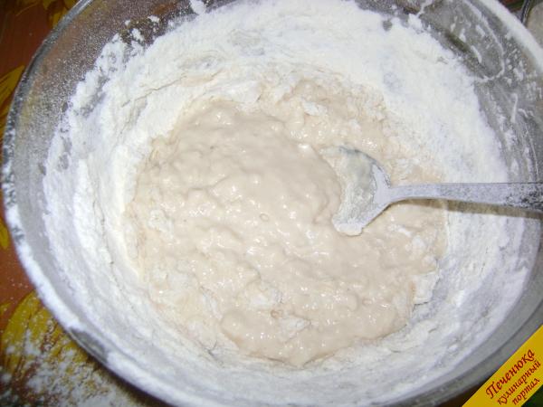 7) Вымесить тесто, постепенно добавляя муку. 