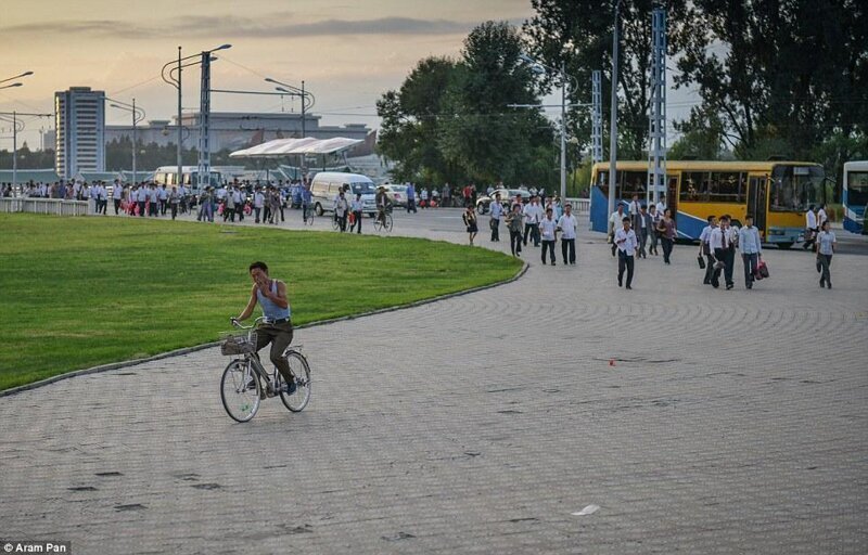 Современные будни и праздники Северной Кореи Современные будни и праздники Северной Кореи
(28 фото)