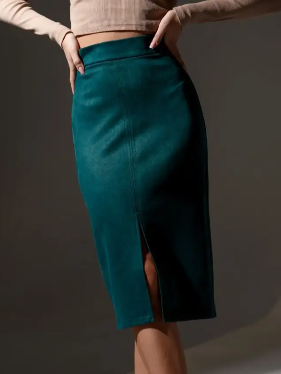 Прямая юбка – это наиболее универсальный вариант одежды. Правильно подобранная модель помогает скорректировать фигуру, визуально сделать стройнее и выше.