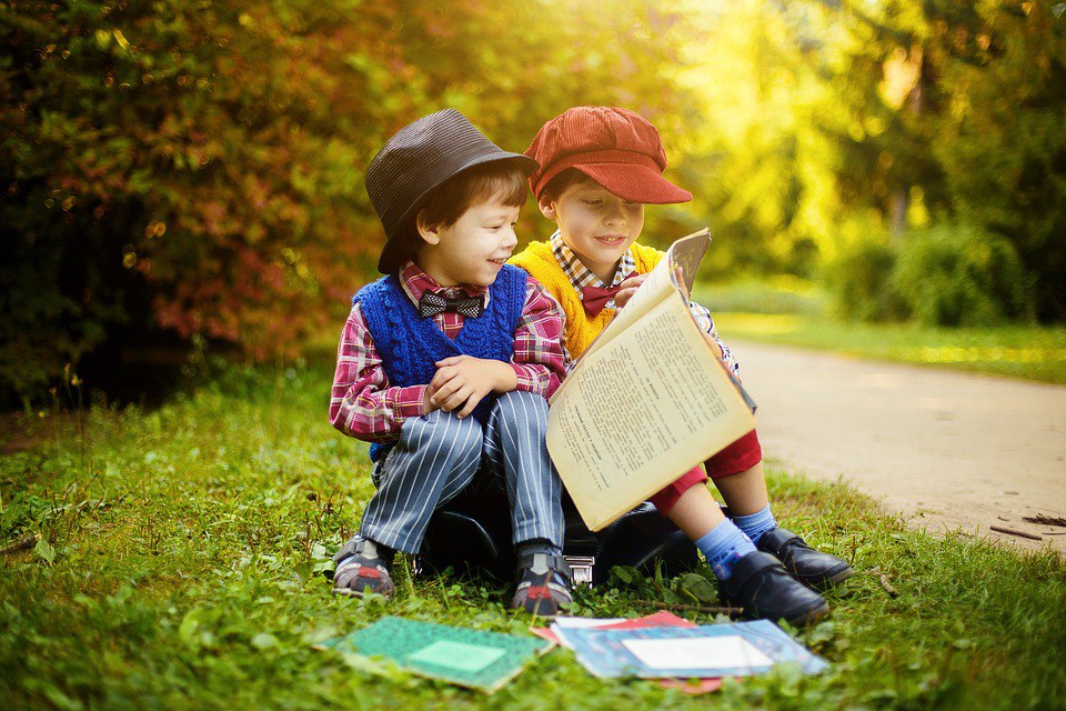 Дети с книгой. Фото: pixabay.com