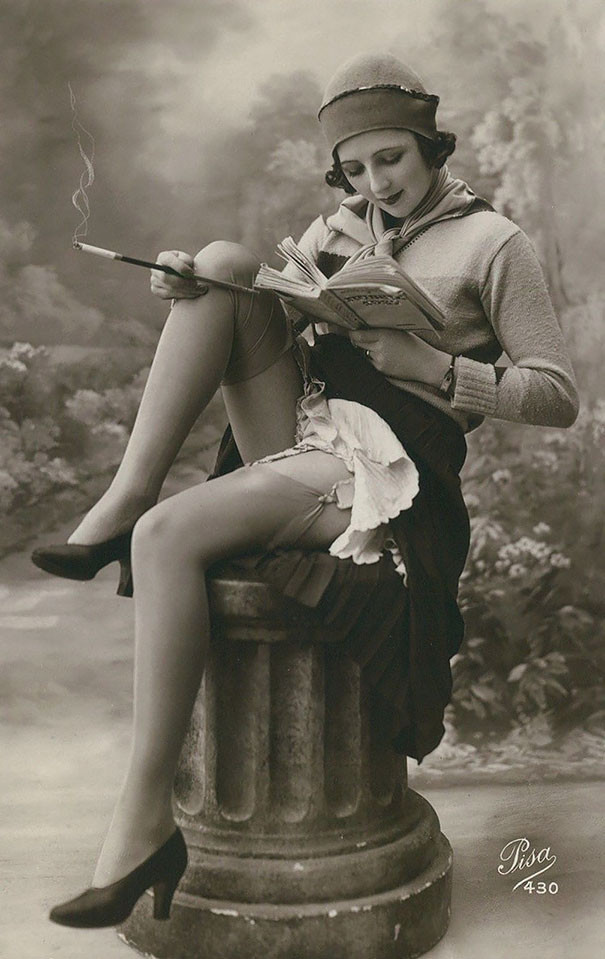 Неизвестная с книгой Красота женщин прошлого в винтажных открытках 1900-1910 годов