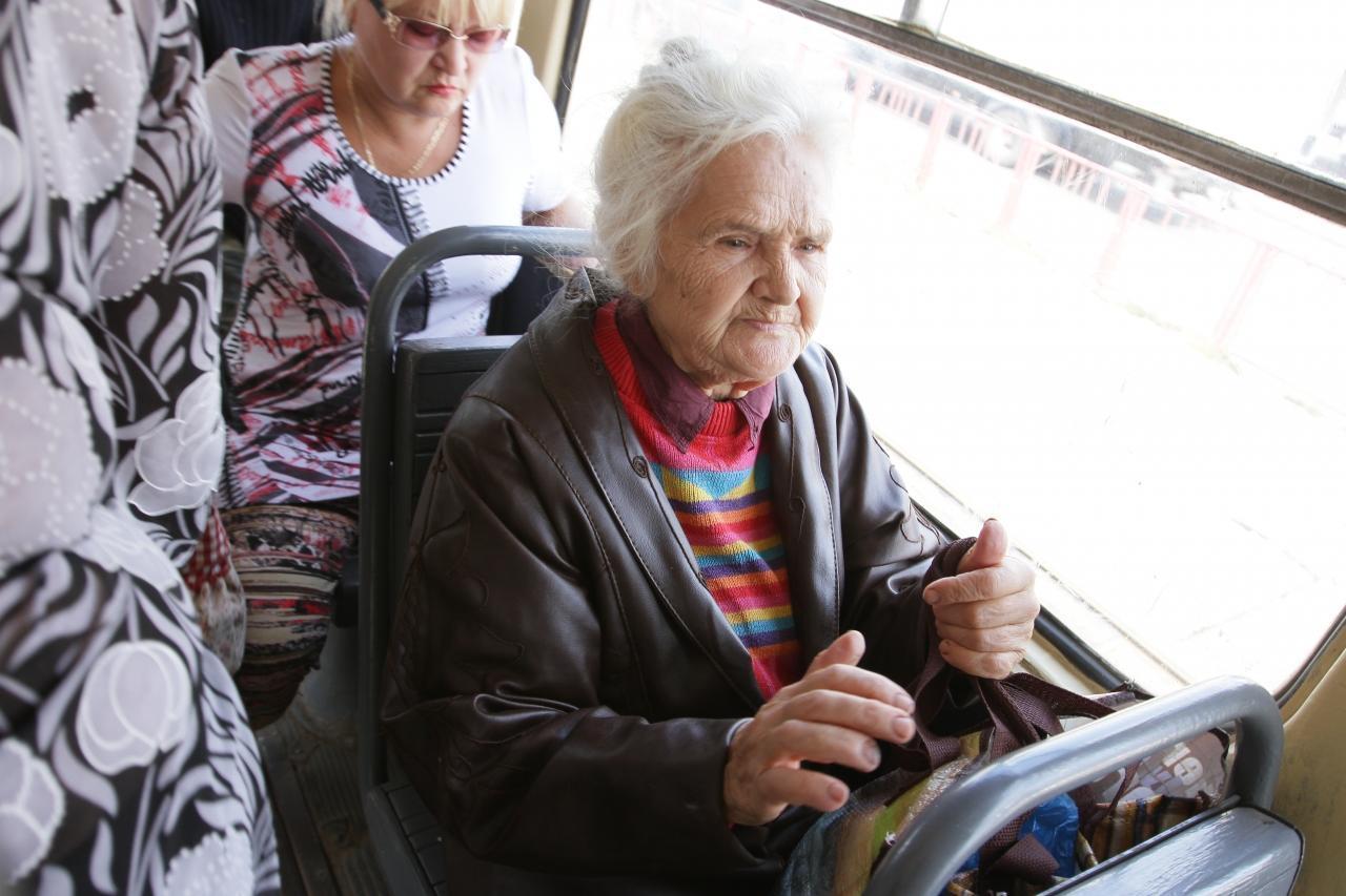 Пенсионеры в автобусе