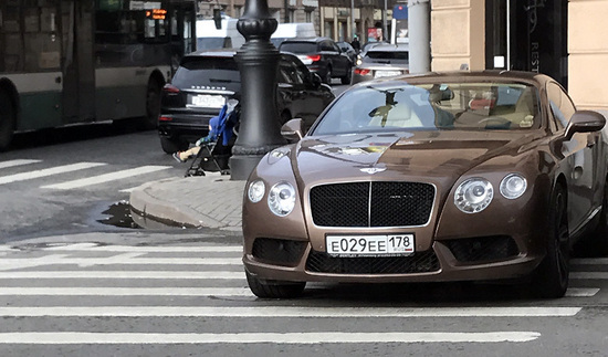 В Санкт-Петербурге женщина припарковала Bentley на пешеходном переходе В Санкт-Петербурге женщина припарковала Bentley на пешеходном переходе