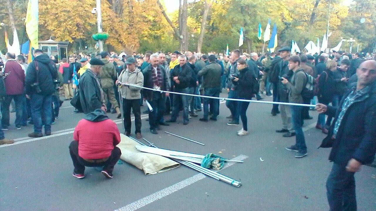 Майданщики начали установку палаток прямо на проезжей части