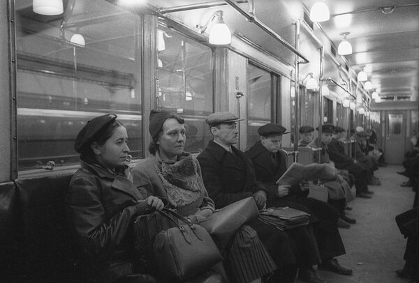 В вагоне метро на станции "Аэропорт", 1938 г. Автор Э. Евзерихин.