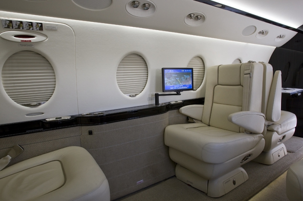 В салоне Gulfstream G150 — одного из самых маленьких бизнес-джетов