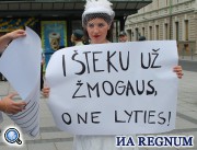 «Выхожу за человека, а не за пол», - продолжала уже ранее высказанную мысль участница гей-парада, переодетая…