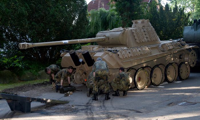 В подвале коллекционера оружия был найден танк (9 фото) В подвале коллекционера оружия был найден танк (9 фото)