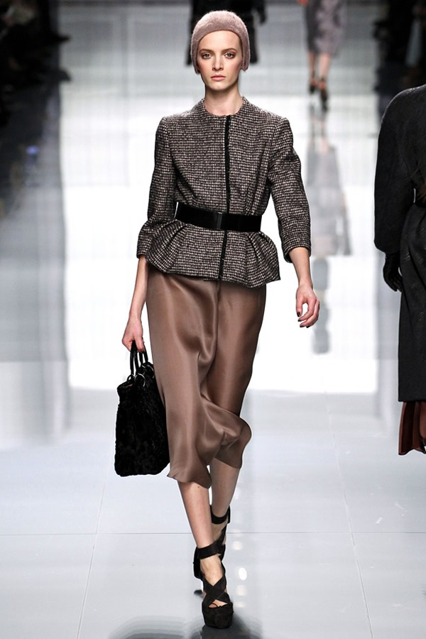 На фото модель демонстрируют коллекцию осень-зима 2012-2013гг. от Christian Dior Christian Dior не хватает Гальяно. Коллекция осень-зима 2012-2013