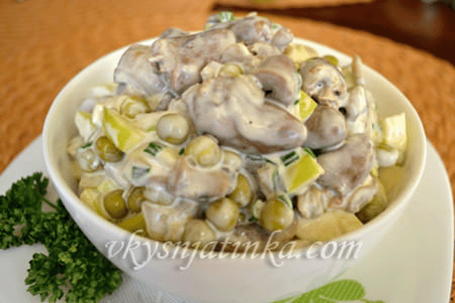 Салат с куриными сердечками и грибами: рецепт с фото