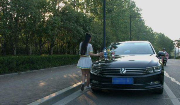 Простой способ снять студентку - выставить на капот авто бутылку с водой (8 фото) Простой способ снять студентку - выставить на капот авто бутылку с водой (8 фото)