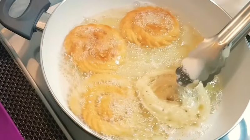 Новый хрустящий десерт из муки, манки и воды — за уши не оттащишь