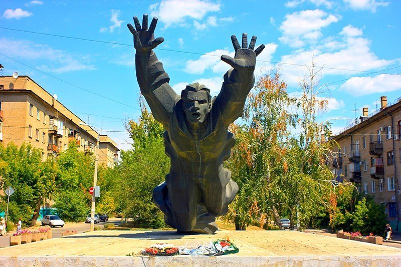 Подвиг морского пехотинца Михаила Паникахи увековечен не только в названии улицы Волгограда , ему посвящен памятник, установленный в районе завода «Красный Октябрь» Подвиг морского пехотинца Михаила Паникахи увековечен не только в названии улицы Волгограда , ему посвящен памятник, установленный в районе завода «Красный Октябрь» Велика Отечественная война, Героя Советского Союза, Михаил Паникаха, пылающий Герой