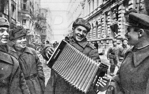 «Сколько Гитлер ни воюй»: 20 частушек времён Великой Отечественной войны