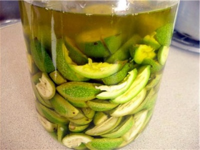 The process of preparing an alcohol tincture from unripe walnuts