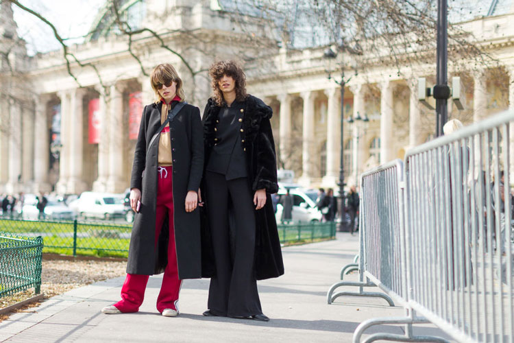 Модели в брючных костюмах и черных плащах