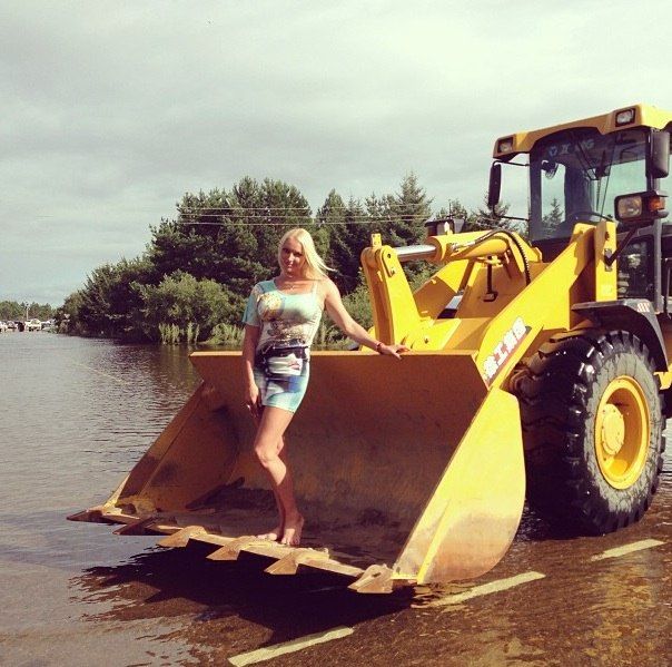 Гламурная фотосессия Волочковой в ковше посреди наводнения