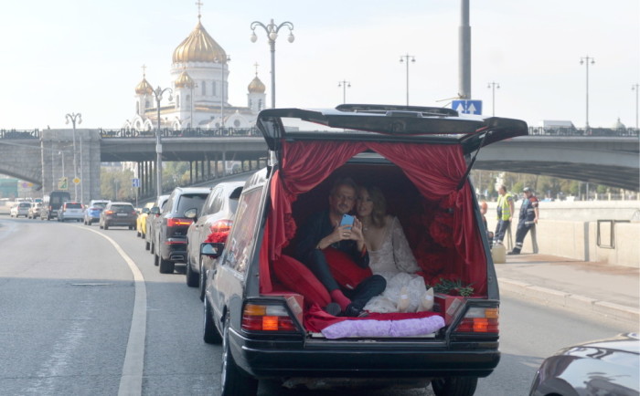 Ксения Собчак и Константин Богомолов прибыли в ЗАГС на стилизованном катафалке. / Фото: www.jauns.lv Ксения Собчак и Константин Богомолов прибыли в ЗАГС на стилизованном катафалке. / Фото: www.jauns.lv