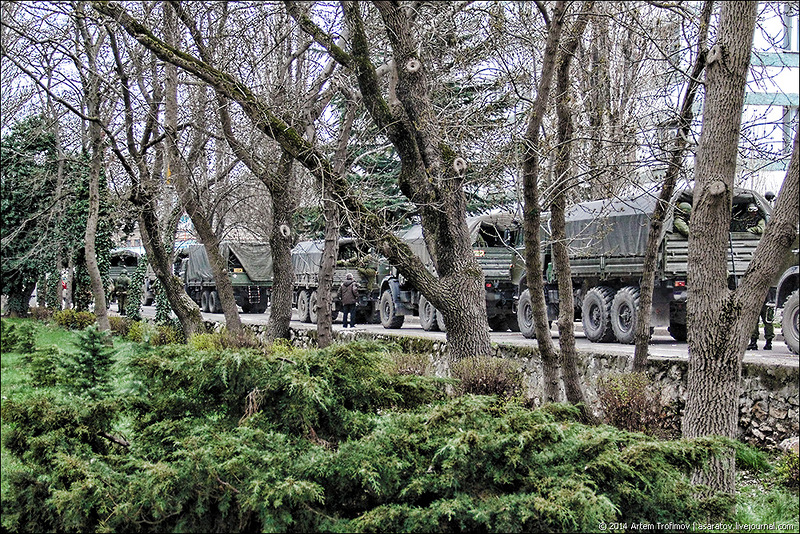 Жители Балаклавы выступили живым щитом между российскими и украинскими военными ...