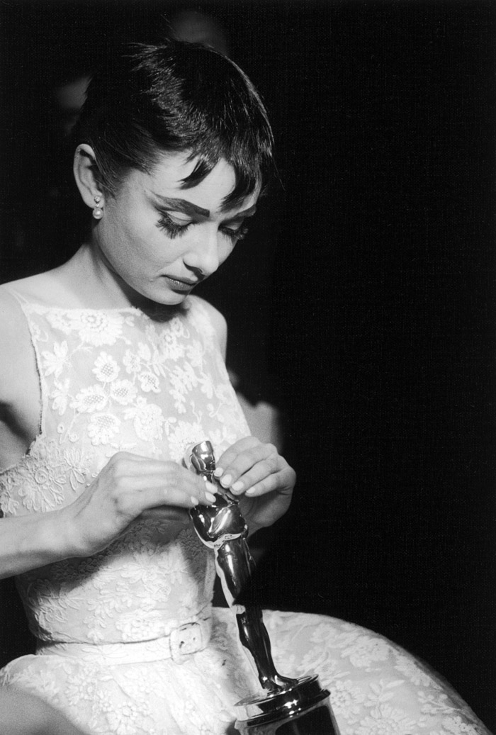 Одри Хепберн (Audrey Hepburn) в фотосессии на получении Оскара за лучшую женскую роль в фильме «Римские каникулы» (Roman Holiday) (1953), фото 6