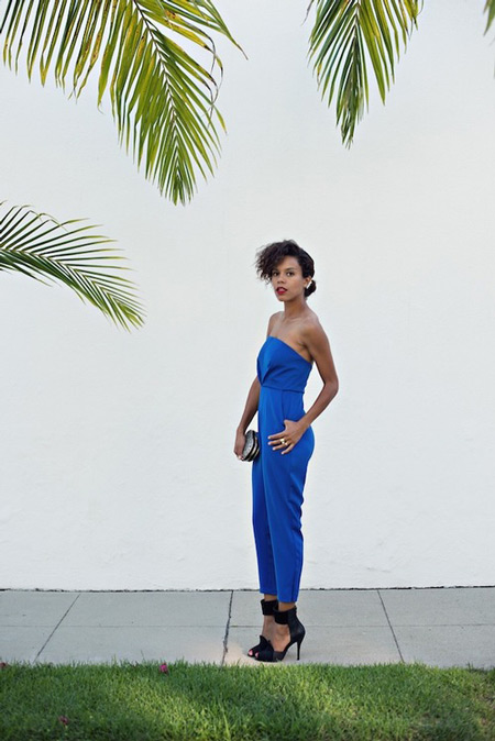 Модель в синем комбинезоне и черных босоножках