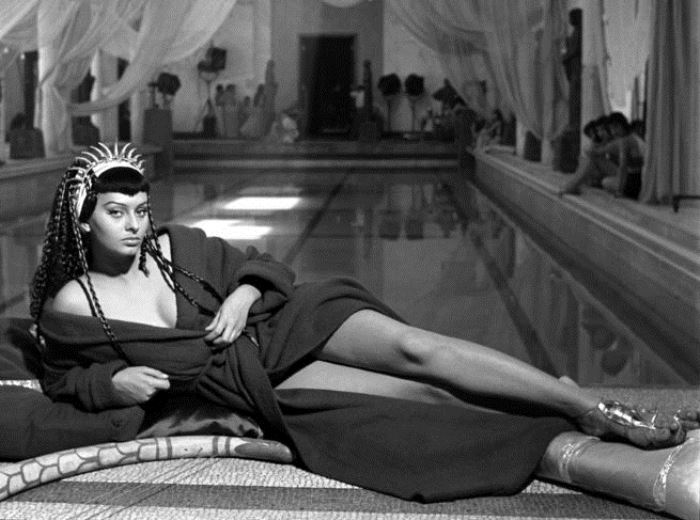 Софи Лорен в фильме *Две ночи с Клеопатрой*, 1953 Софи Лорен в фильме *Две ночи с Клеопатрой*, 1953