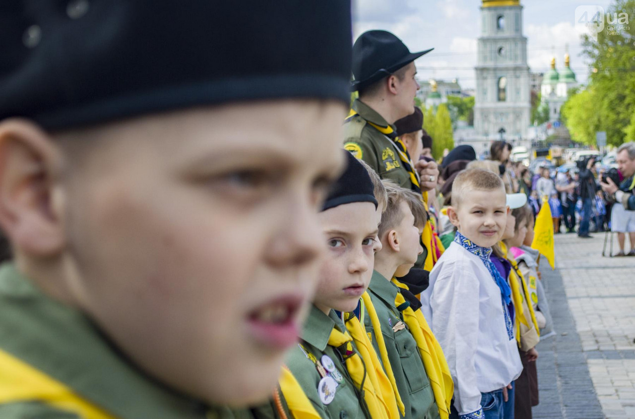 Зигующие дети на Украине