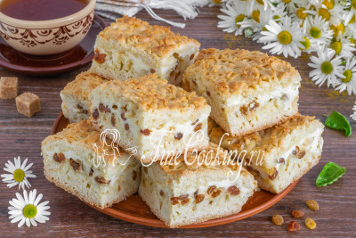 Тертый пирог с творогом и изюмом