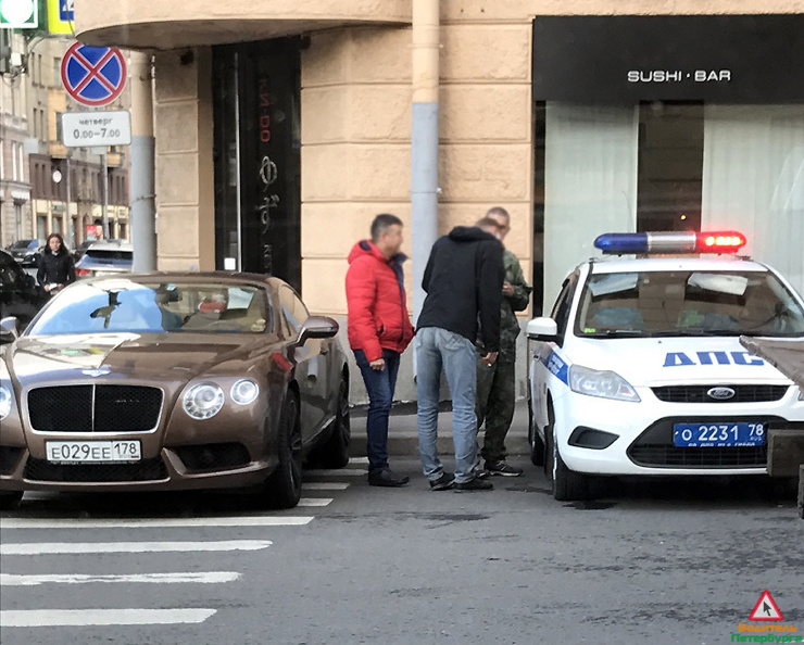 В Санкт-Петербурге женщина припарковала Bentley на пешеходном переходе В Санкт-Петербурге женщина припарковала Bentley на пешеходном переходе