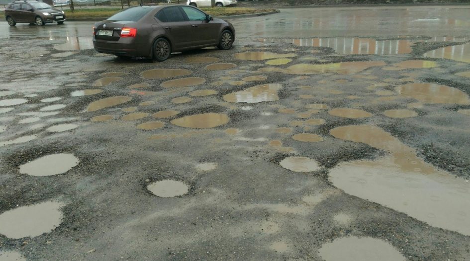 Отремонтированная в Краснодаре дорога покрылась ямами спустя две недели