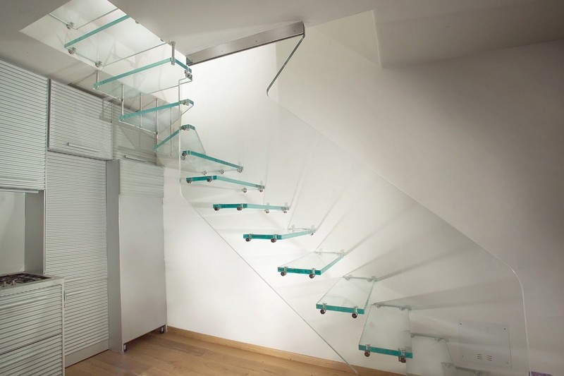 лестница со стеклянными перилами фото