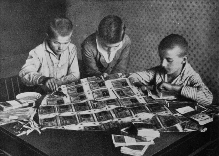 7 исторических фото бедных немцев, которые купаются в деньгах