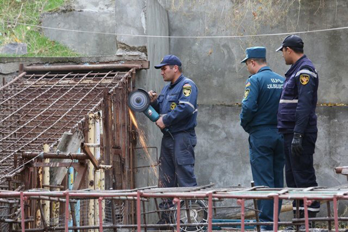 Спасателям пришлось разрезать вольер циркулярной пилой, так как другого способа освободить животных не было. Спасателям пришлось разрезать вольер циркулярной пилой, так как другого способа освободить животных не было.