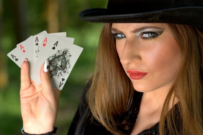 girl 13396853 700x465 Girl in hat with cards   Девушка в шляпе с картами