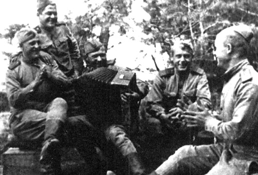 «Сколько Гитлер ни воюй»: 20 частушек времён Великой Отечественной войны