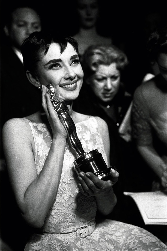 Одри Хепберн (Audrey Hepburn) в фотосессии на получении Оскара за лучшую женскую роль в фильме «Римские каникулы» (Roman Holiday) (1953), фото 7