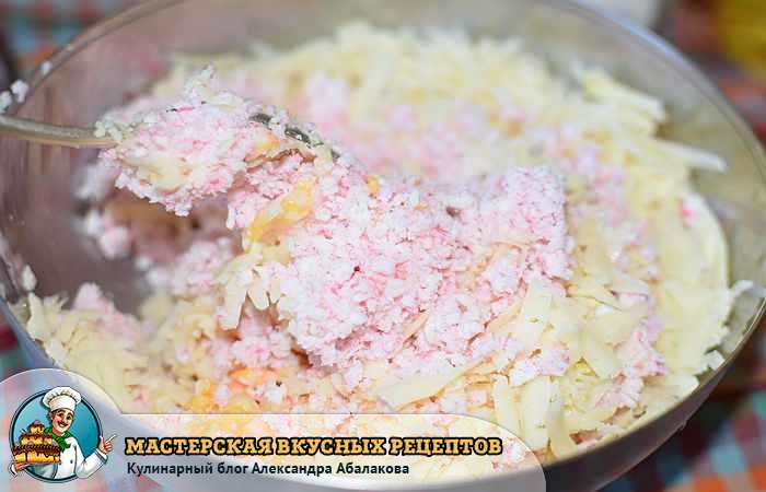 перемешать крабовые палочки с сыром и яйцами