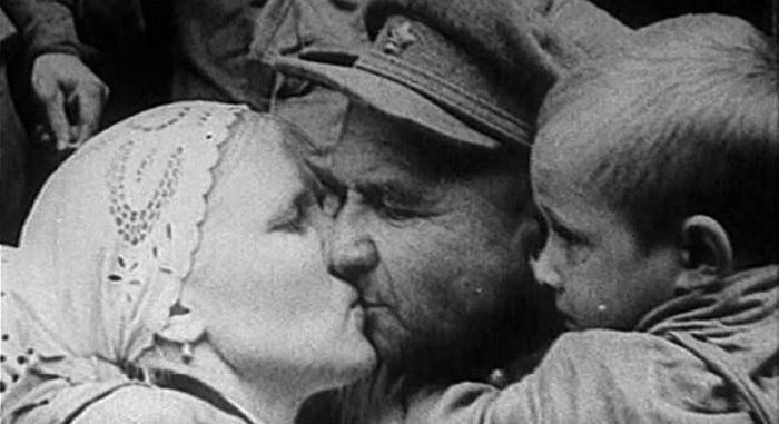 Солдаты возвращаются домой Солдаты возвращаются домой