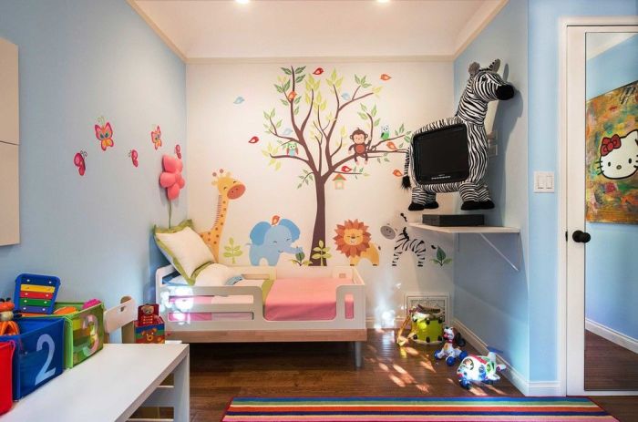 Плазменная панель в детской комнате замаскированная под игрушечную зебру. 