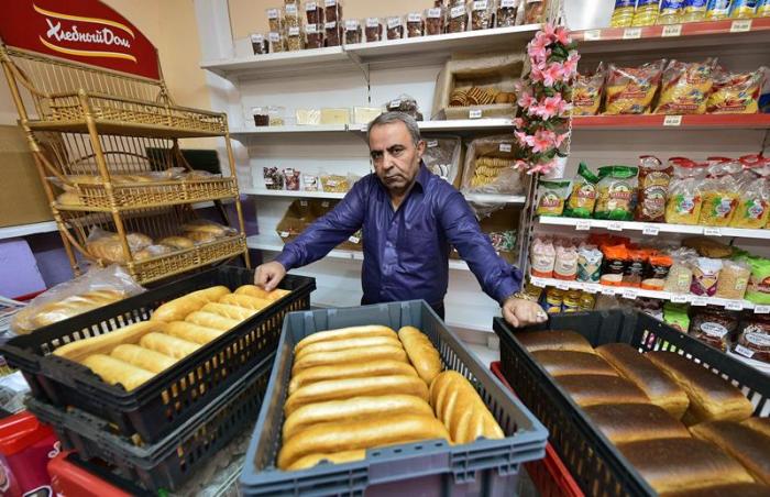 Армянский коммерсант много лет раздает бесплатный хлеб пенсионерам в российской глубинке