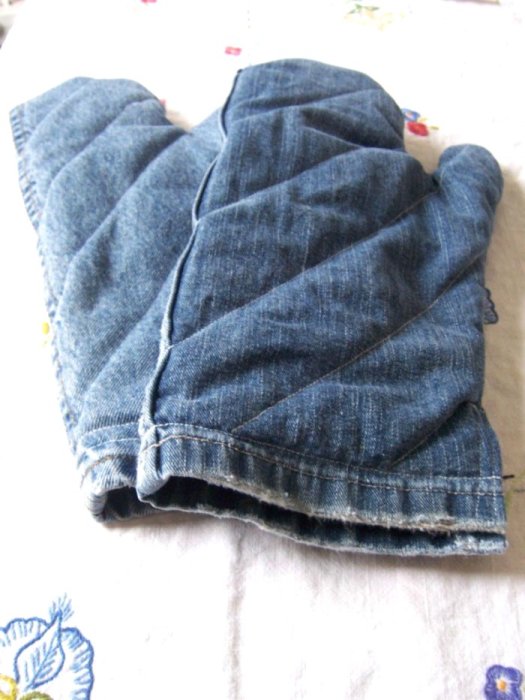 Перчатка для кухни из старых джинсов делается легко, но служит очень долго. /Фото: aprenderesgratis.com