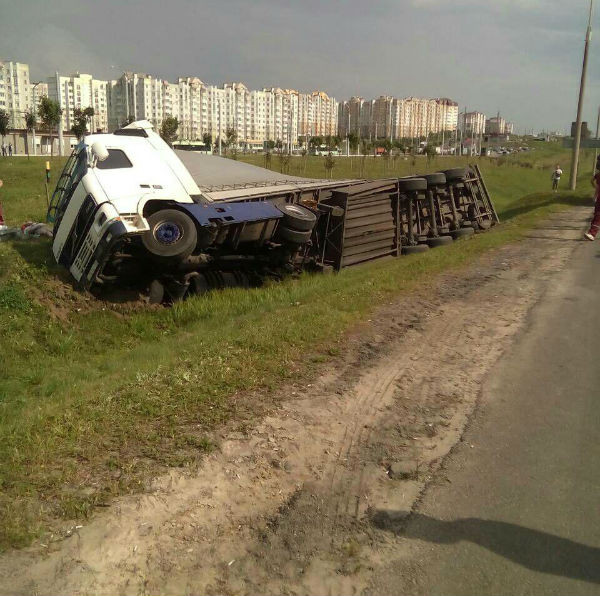 На МКАД дальнобойщик умер за рулем, его грузовик опрокинулся в кювет На МКАД дальнобойщик умер за рулем, его грузовик опрокинулся в кювет