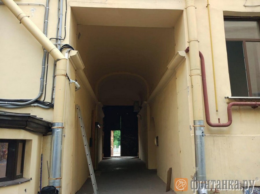 Шнуров соорудил гараж в арке исторического дома