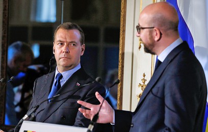 Медведев заявил Юнкеру о полной деградации отношений России и ЕС