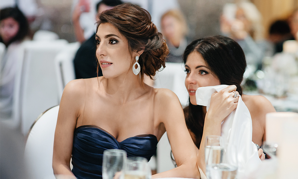 Старшие сестры невесты - Мария и Анна Нахапетовы - всегда были близки с Настей и на свадьбе не могли сдерживать слезы