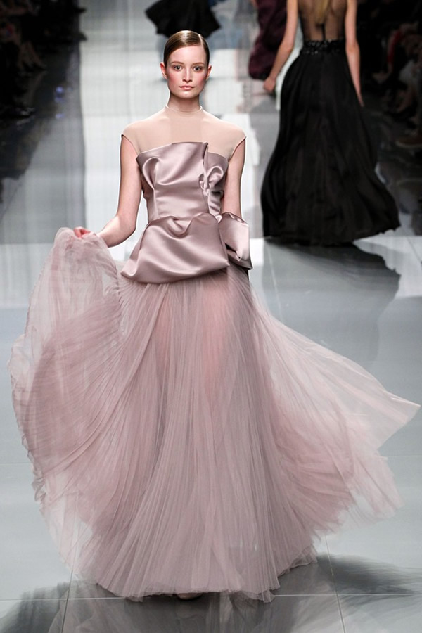 На фото модель демонстрируют коллекцию осень-зима 2012-2013гг. от Christian Dior Christian Dior не хватает Гальяно. Коллекция осень-зима 2012-2013