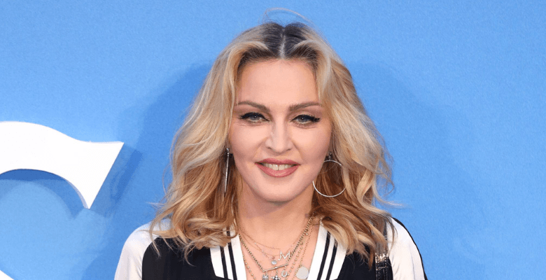 Мадонна поделилась откровенными снимками в белье