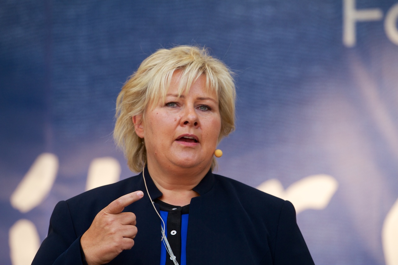 https://upload.wikimedia.org/wikipedia/commons/3/3e/Erna_Solberg_-_2013-08-10_at_12-58-32.jpg